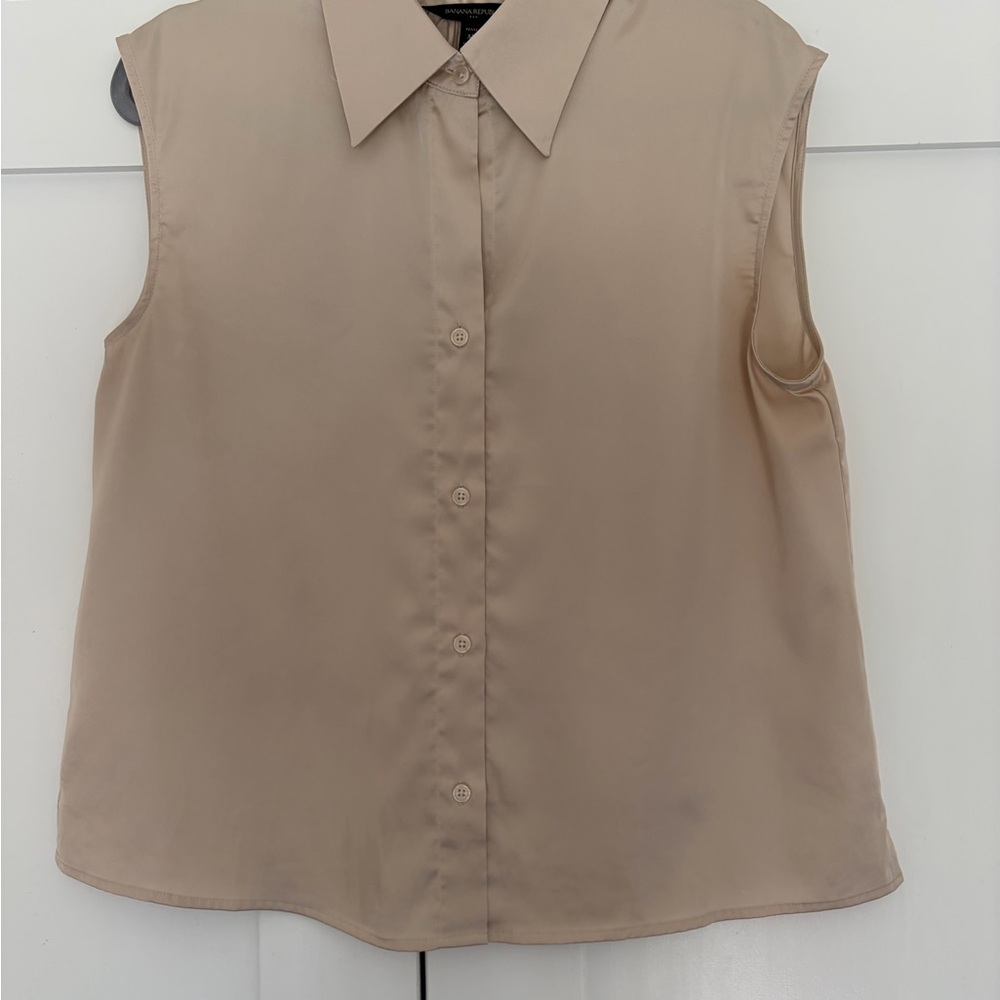 Banana Republic Sleeveless Button-Front Top in Beige medium petite